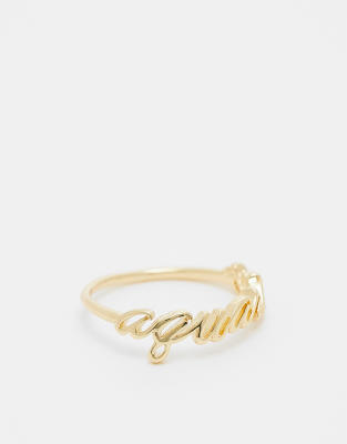 ASOS DESIGN - Ring mit 14-Karat-Vergoldung, „Aquarius"-Sternzeichenschriftzug und Geschenkbeutel-Goldfarben