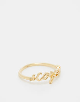 ASOS DESIGN - Ring mit 14-Karat-Vergoldung, „Scorpio"-Sternzeichenschriftzug und Geschenkbeutel-Goldfarben