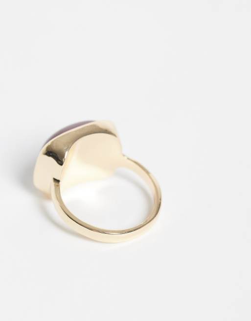 ASOS DESIGN Ring mit quadratischem burgunderfarbenem Harzstein in Goldoptik, 2 von 3