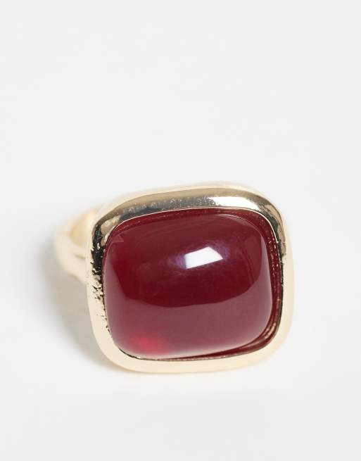 ASOS DESIGN Ring mit quadratischem burgunderfarbenem Harzstein in Goldoptik, 3 von 3