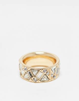 ring with mixed crystal detail in gold tone