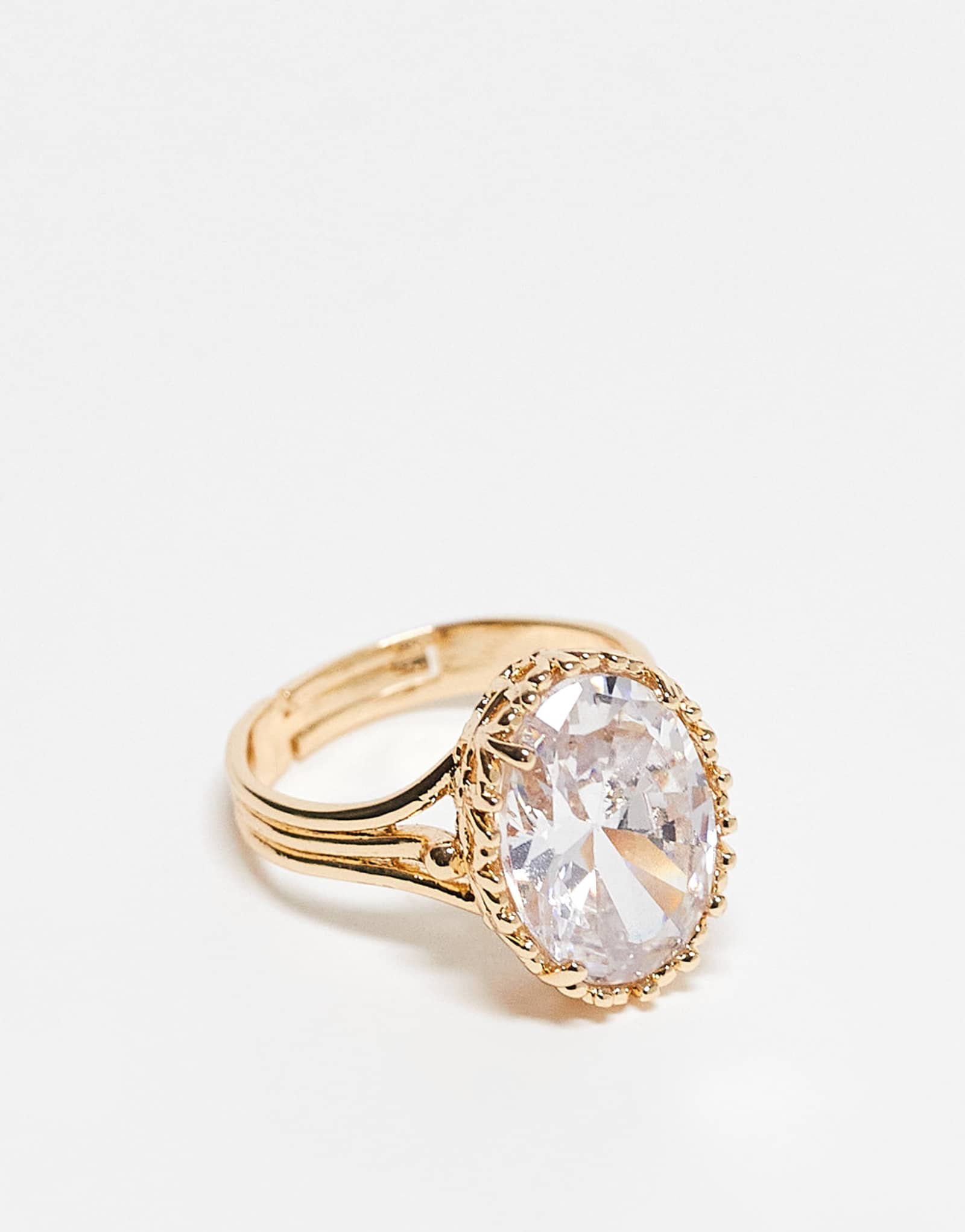 Кольцо ASOS DESIGN золотистого цвета с овальными фианитами 