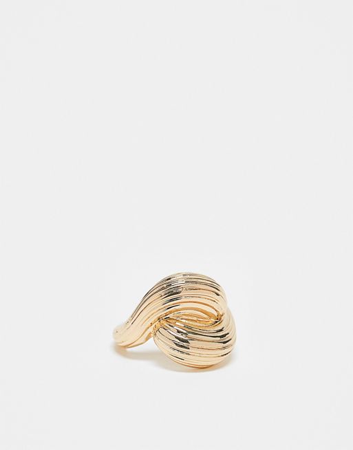 FhyzicsShops DESIGN ring with textured crossover design in gold tone