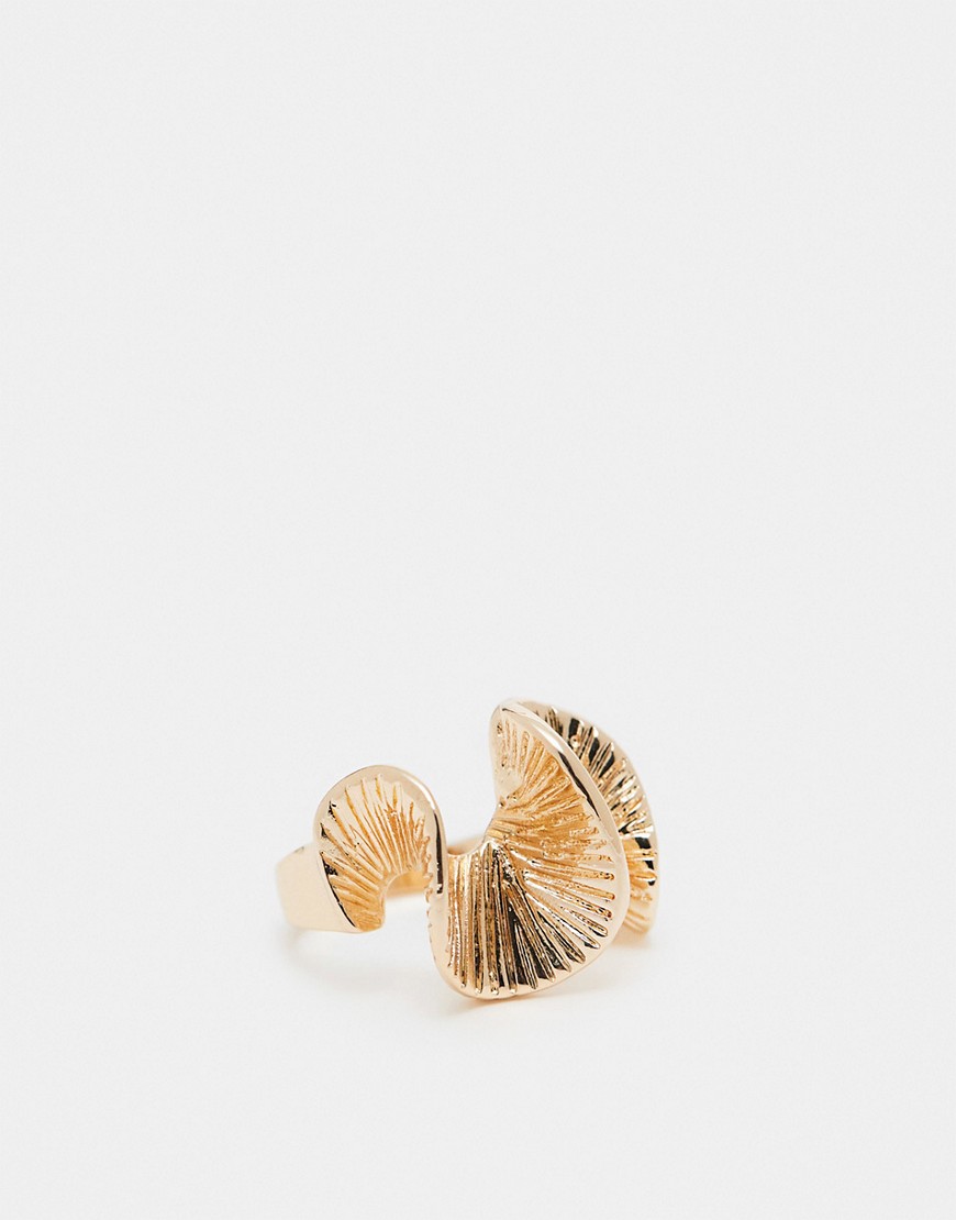 ring with textured ruffle design in gold tone