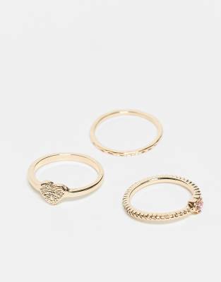 ASOS DESIGN - Ringe in Goldoptik mit glitzernden Schmuckstein-Herzchen in Rosa, 3er-Pack-Goldfarben