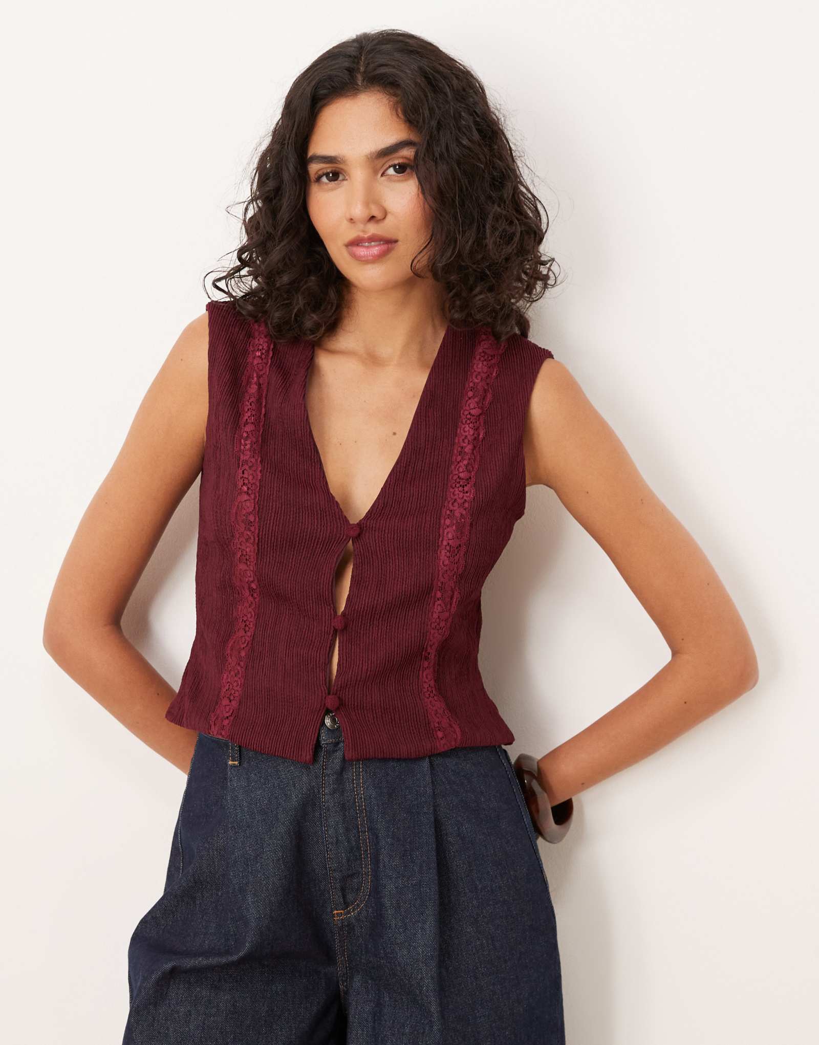 Жилет с кружевной отделкой в виде волнистых складок от ASOS DESIGN бордового цвета