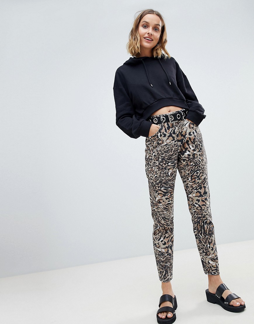 ASOS DESIGN – Ritson – Abstrakt leopardmönstrade jeans i mom-modell i styvt material-Flerfärgad