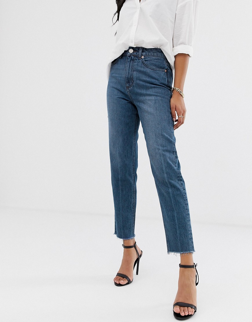 ASOS DESIGN – Ritson – Mörkblå mom jeans i styvt, återvunnet material med råskuren kant