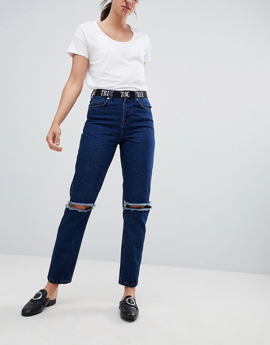 ASOS DESIGN – Ritson stela mom-jeans med 90S midjeband & super slitna knän-Blå