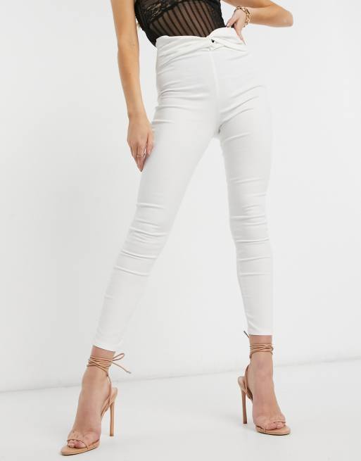 ASOS DESIGN – Rivington – Hose mit geknotetem Ziergürtel in Weiß