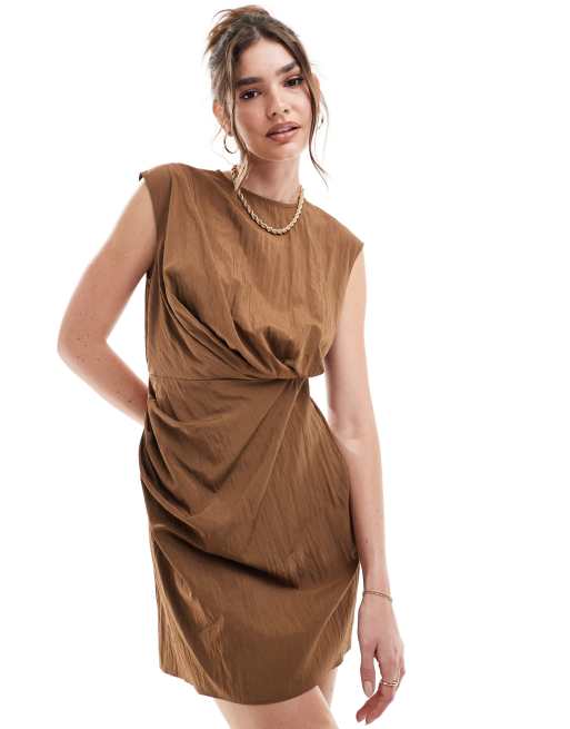 ASOS DESIGN - Ærmeløs og brun minikjole med draperede detaljer
