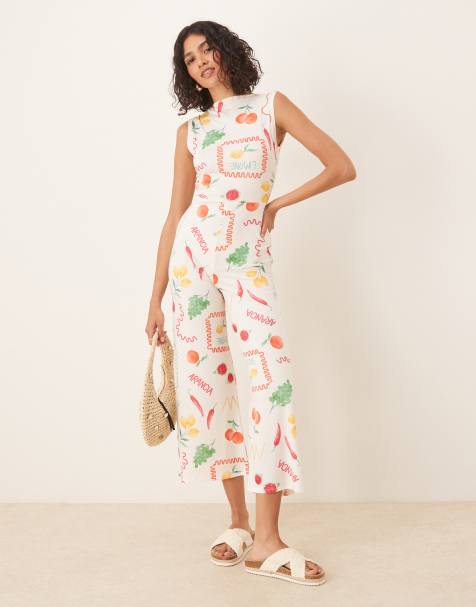 ASOS DESIGN - Ærmeløst jumpsuit med åben ryg og bred halsudskæring i postkortprint - view 1
