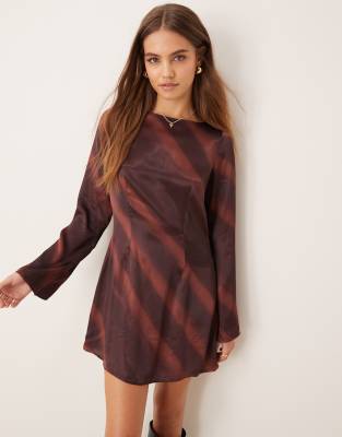 ASOS DESIGN - Robe à encolure bateau et manches évasées en satin - Imprimé tie-dye chocolat-Multicolore