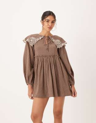 Robe babydoll courte à carreaux avec col oversize et finitions en dentelle - Fauve-Multicolore 34