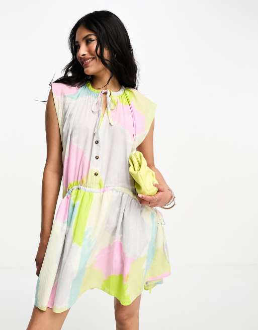 ASOS DESIGN - Robe babydoll courte à imprimé abstrait coloré avec ourlet arrondi et cordon de serrage
