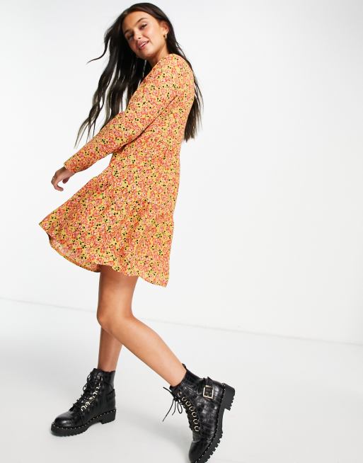 ASOS DESIGN - Robe babydoll courte à manches longues avec volants étagés et imprimé floral - Ocre
