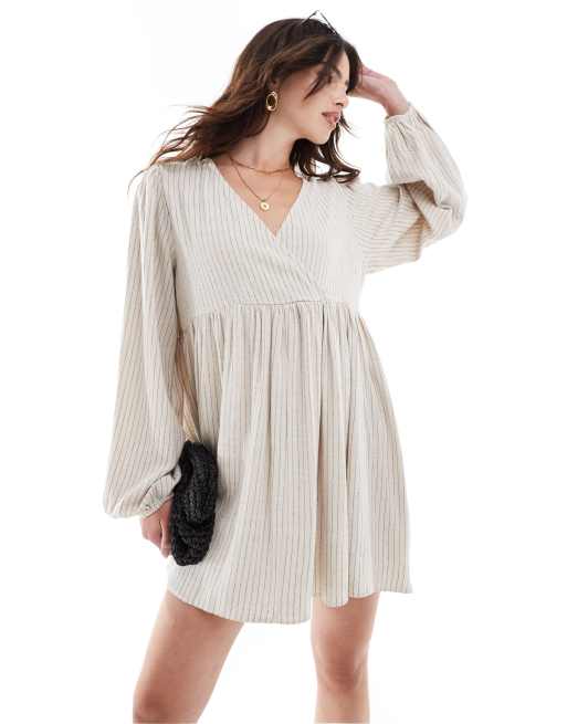 ASOS DESIGN - Robe babydoll courte en aspect lin avec col V et fines rayures - Noir/sable
