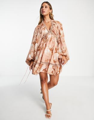 ASOS DESIGN - Robe babydoll courte en tissu texturé fleuri à manches blousantes - Rose poudré | ASOS