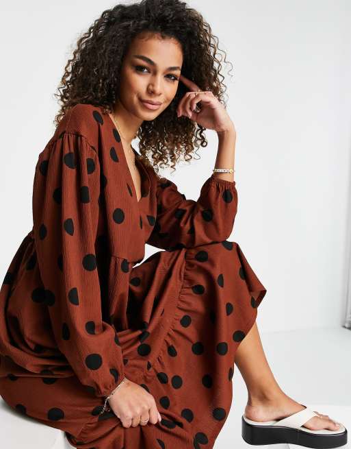 ASOS DESIGN - Robe babydoll midi à manches longues et volants - Marron à pois noirs, 3 de 4