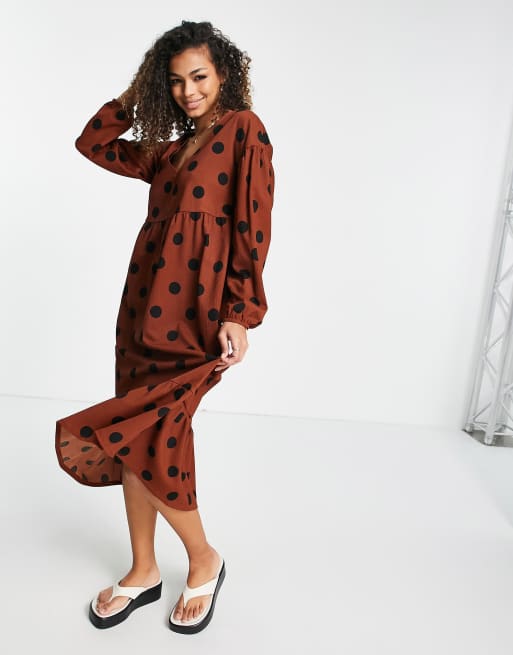 ASOS DESIGN - Robe babydoll midi à manches longues et volants - Marron à pois noirs, 4 de 4