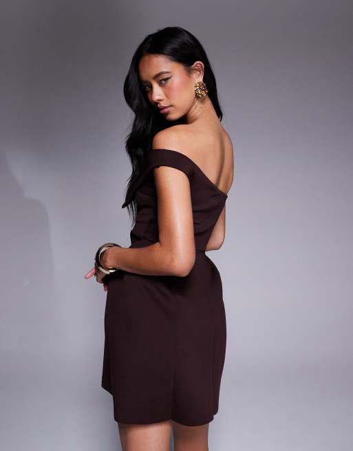 ASOS DESIGN - Robe bandeau courte et structurée en imitation néoprène à détail rabattu et jupe plissée coupe carrée - Chocolat, 3 de 4