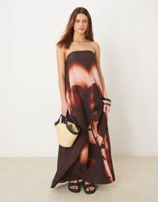 ASOS DESIGN - Robe bandeau longue en cupro avec grand imprimé fleuri - Bordeaux | ASOS