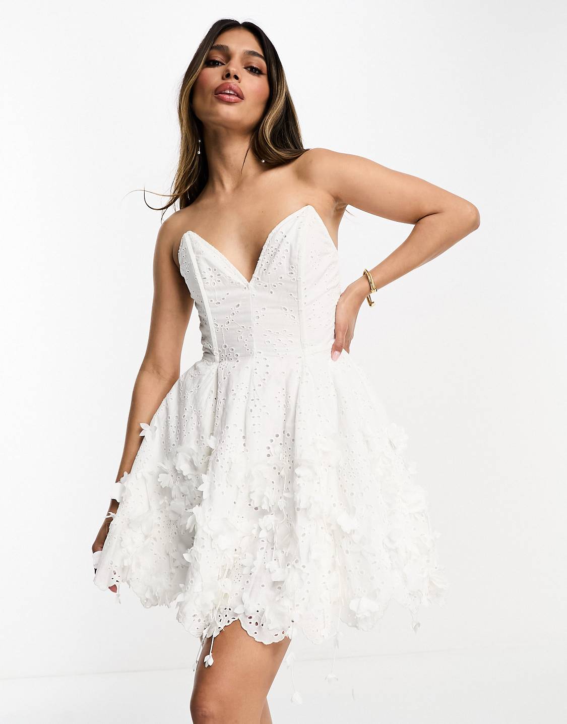 ASOS DESIGN – Robe bandeau patineuse courte structurée avec corset à fleurs brodées – Blanc Robes de mariée courtes The Wedding Explorer