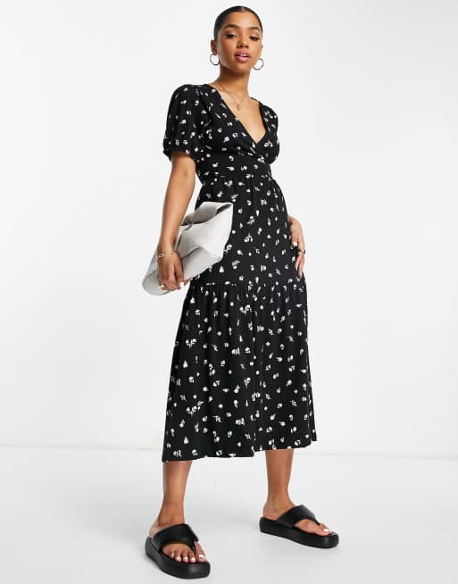 ASOS DESIGN - Robe cache-cœur mi-longue à effet étagé et à manches bouffantes - Noir fleuri