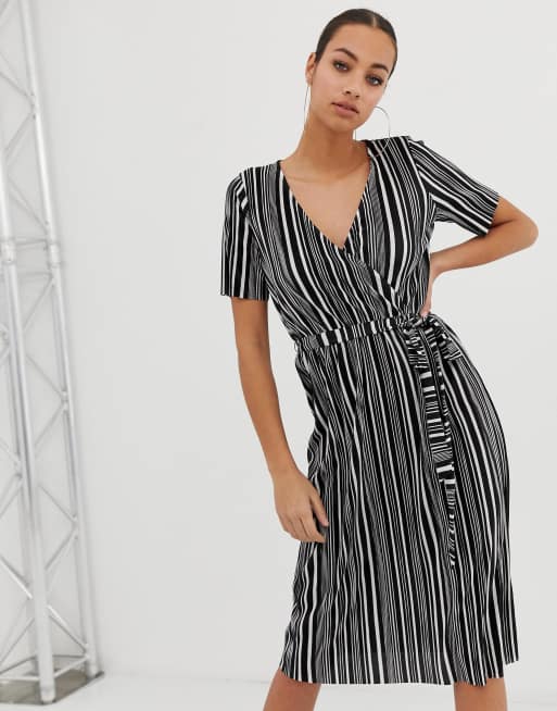 ASOS DESIGN - Robe cache-cœur plissée à rayures avec ceinture - Monochrome