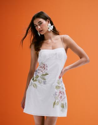 ASOS DESIGN - Robe caraco courte et brodée avec détail fleur à volants - Blanc