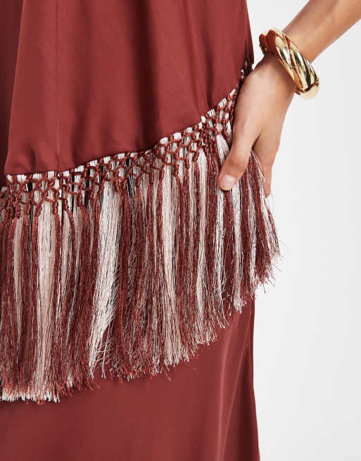 ASOS DESIGN - Robe caraco longue bicolore en satin avec double rangée de franges - Bordeaux, 2 de 4