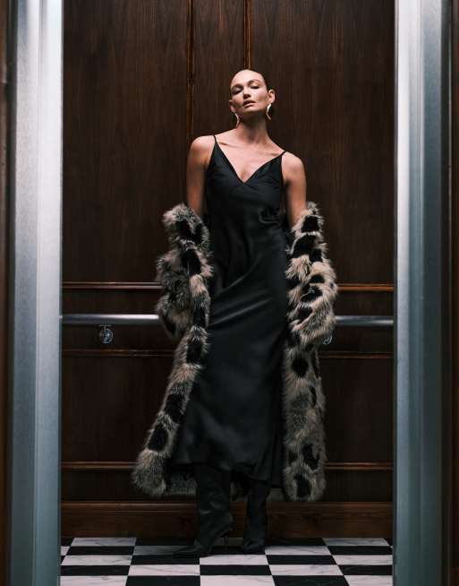 ASOS DESIGN - Robe caraco mi-longue en tissu satiné à col en V - Noir