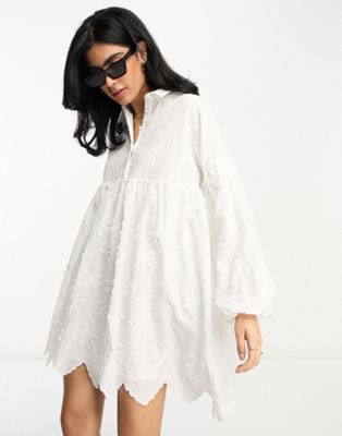 ASOS DESIGN - Robe chemise babydoll courte à fleurs 3D - Blanc | ASOS