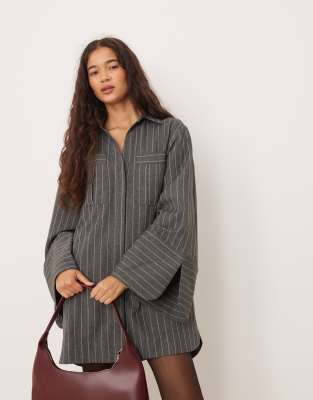 ASOS DESIGN - Robe chemise courte à fines rayures à poignets larges et poches oversize - Gris