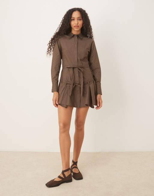 ASOS DESIGN - Robe chemise courte avec liens multiples et jupe à godets - Rayures marron et bleu marine