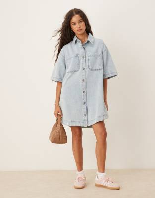 ASOS DESIGN - Robe chemise courte en jean à manches courtes - Bleu clair délavé