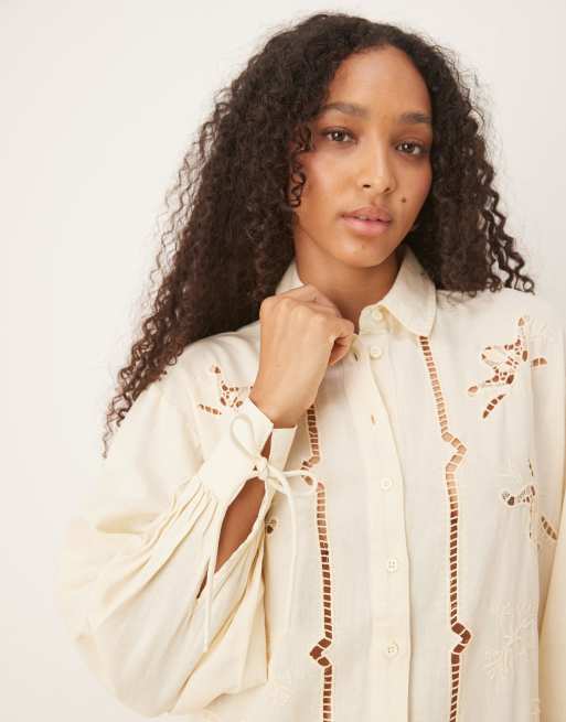 ASOS DESIGN - Robe chemise courte en sergé avec broderies ton sur ton - Écru, 3 de 4