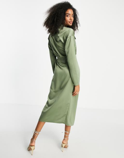 ASOS DESIGN Robe chemise mi longue effet crois en satin avec col Kaki