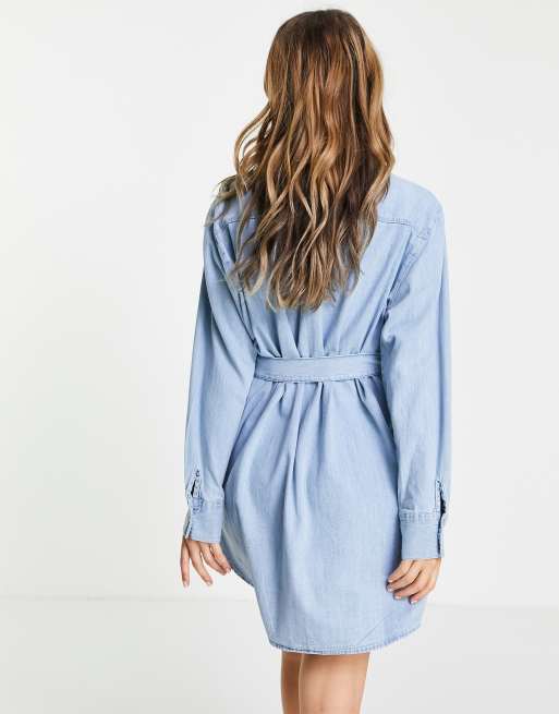 ASOS DESIGN - Robe chemise oversize en denim souple avec ceinture - Bleu délavé moyen, 2 de 4