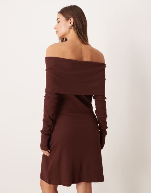 ASOS DESIGN - Robe côtelée courte avec encolure Bardot et détail boutonné - Chocolat, 3 de 4