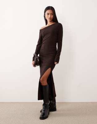Robe côtelée longue avec épaule tombante et fente sur le devant - Chocolat-Brown 40
