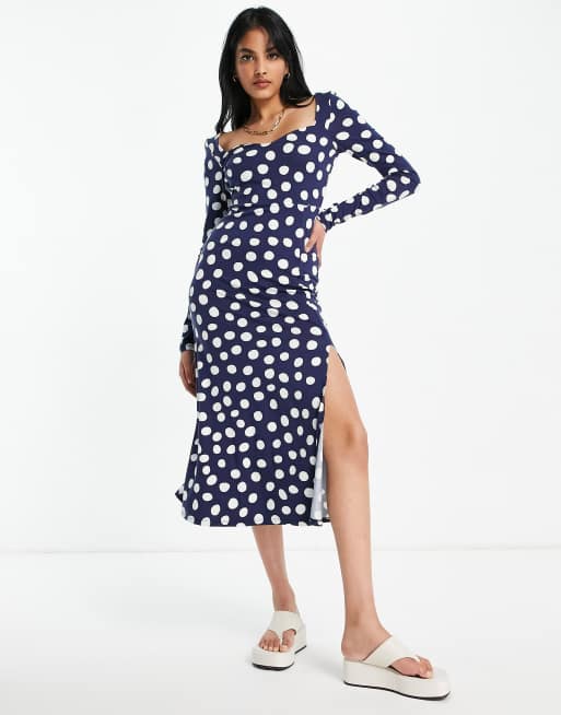 ASOS DESIGN - Robe côtelée mi-longue à manches longues avec décolleté en cœur et motif à pois