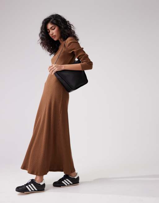 ASOS DESIGN - Robe côtelée mi-longue ultra douce au toucher à manches longues et col ras de cou - Chocolat