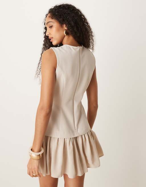 ASOS DESIGN Robe courte 2-en-1 style gilet de costume Crème