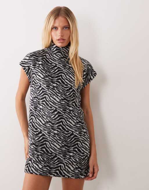 ASOS DESIGN robe courte à col montant en imprimé zébré duveteux, 3 de 4