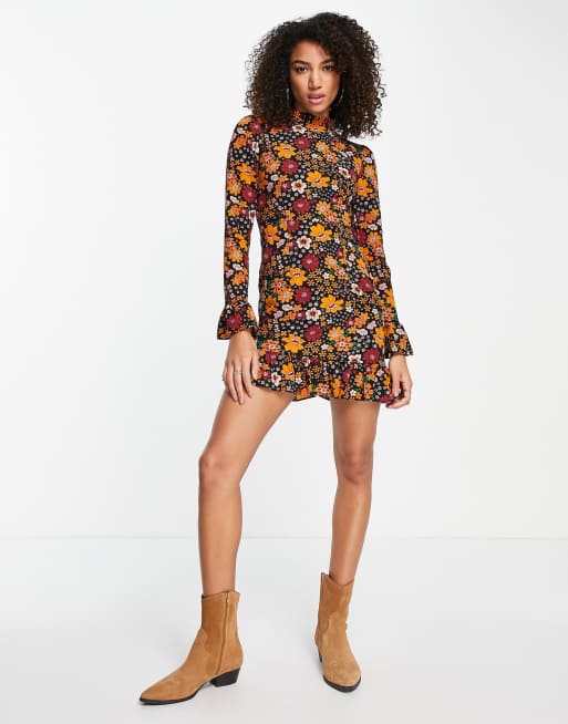 ASOS DESIGN - Robe courte à col volanté avec manches évasées trois-quarts - Noir imprimé fleurs, 4 de 4