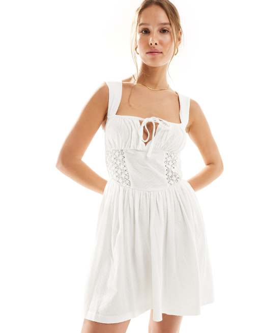 ASOS DESIGN - Robe courte à corsage froncé et encolure carrée avec empiècements en dentelle - Blanc