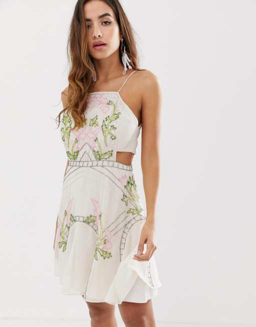 ASOS DESIGN - Robe courte à fleurs ornées de sequins et jupe virevoltante