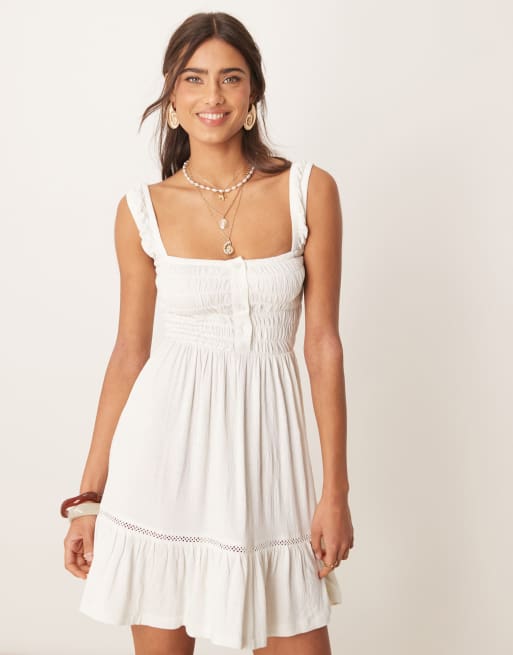 ASOS DESIGN - Robe courte à fronces et volants étagés avec encolure carrée et empiècements en dentelle - Blanc