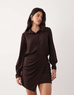 Robe courte à manches longues avec jupe portefeuille et détail chemise - Marron-Brown XS